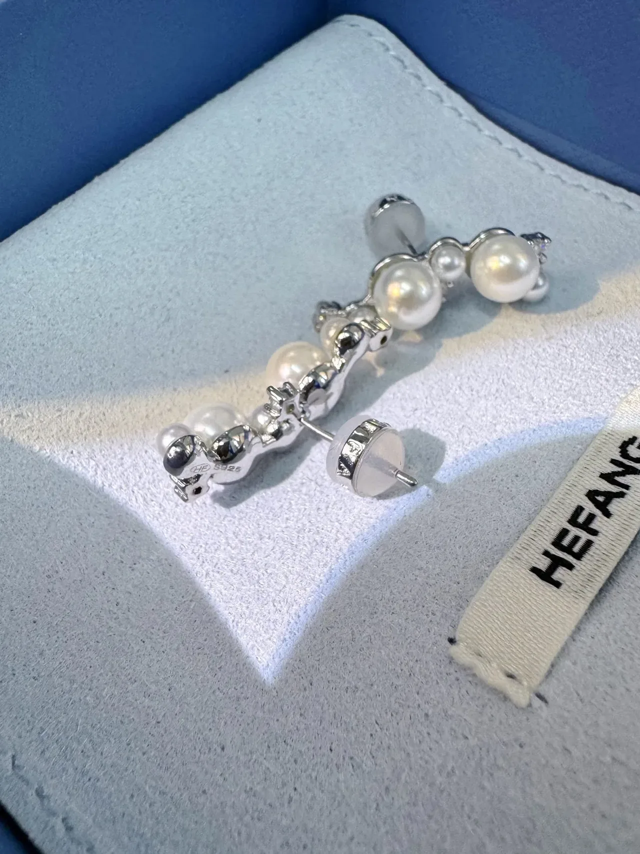 Tiffany & Co. Brincos assimétricos com pérolas e diamantes em cluster 4