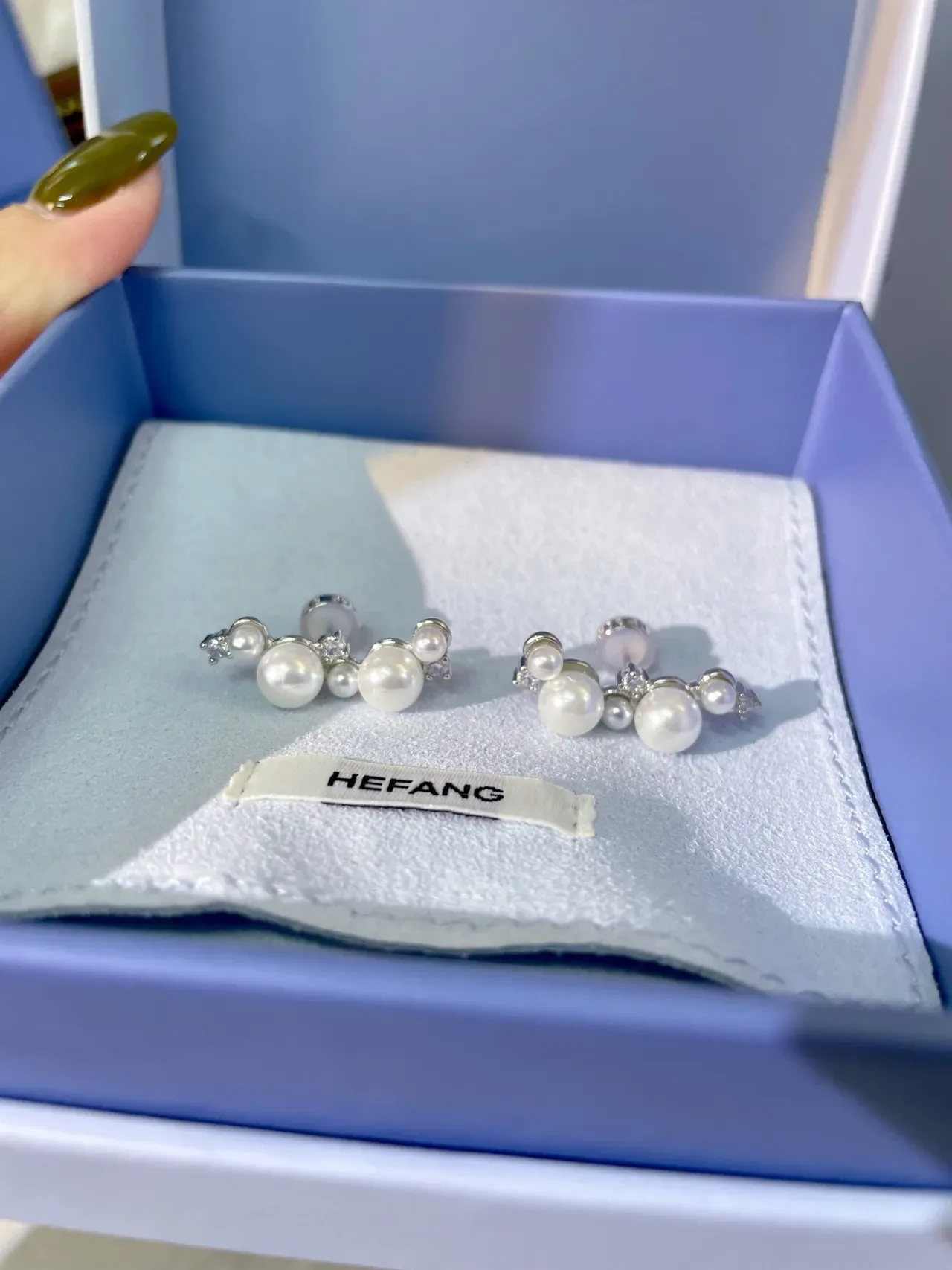 Tiffany & Co. Brincos assimétricos com pérolas e diamantes em cluster 5