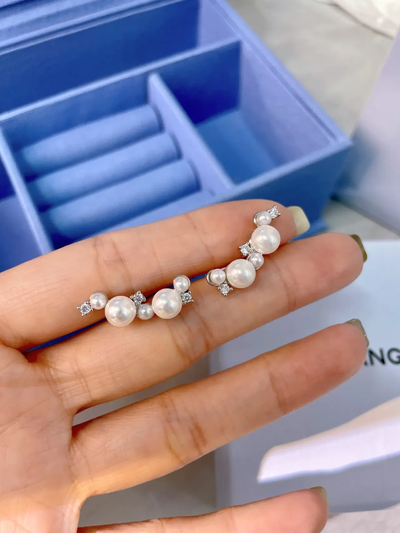 Tiffany & Co. Brincos assimétricos com pérolas e diamantes em cluster 6