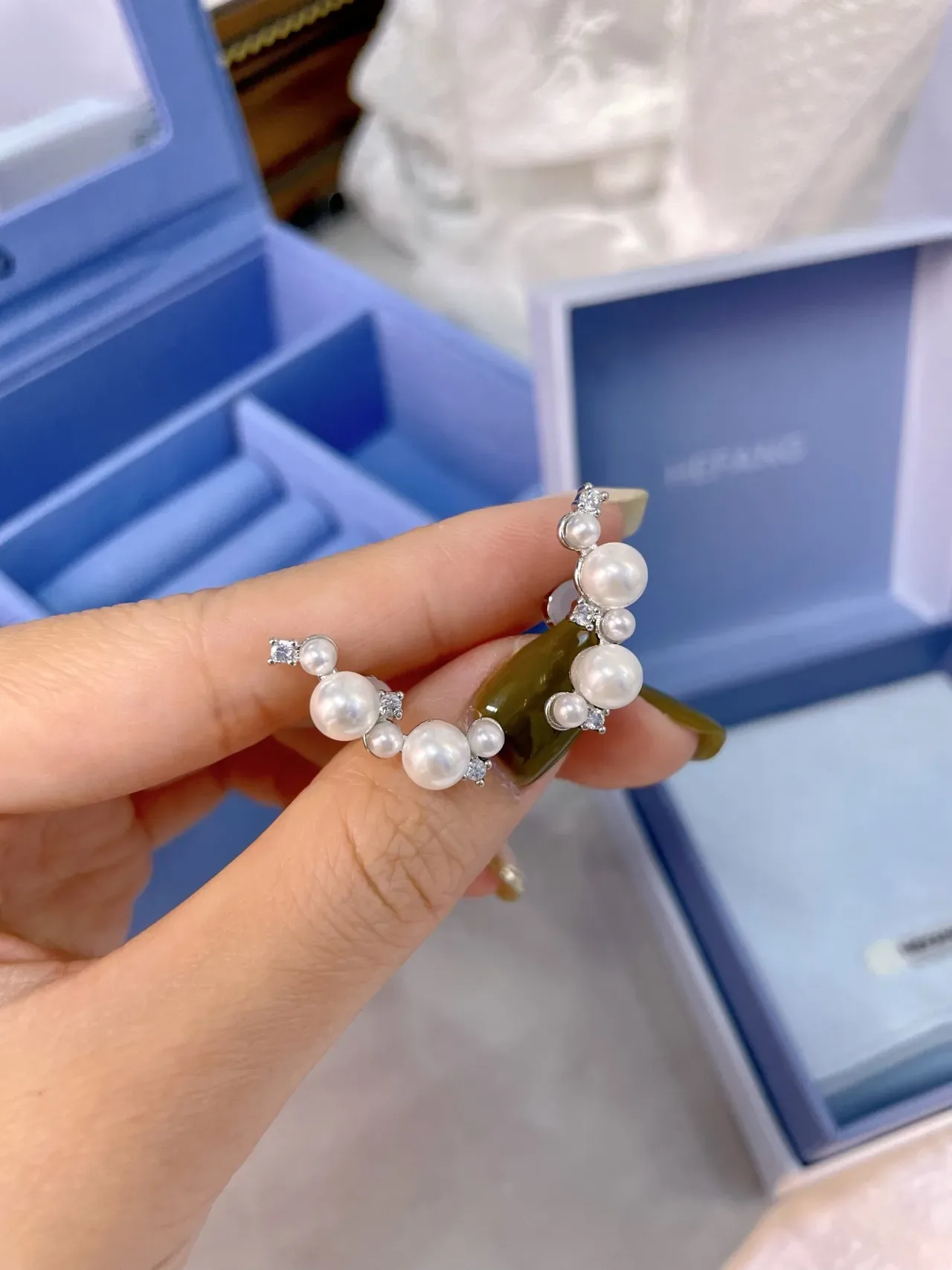 Tiffany & Co. Brincos assimétricos com pérolas e diamantes em cluster 7