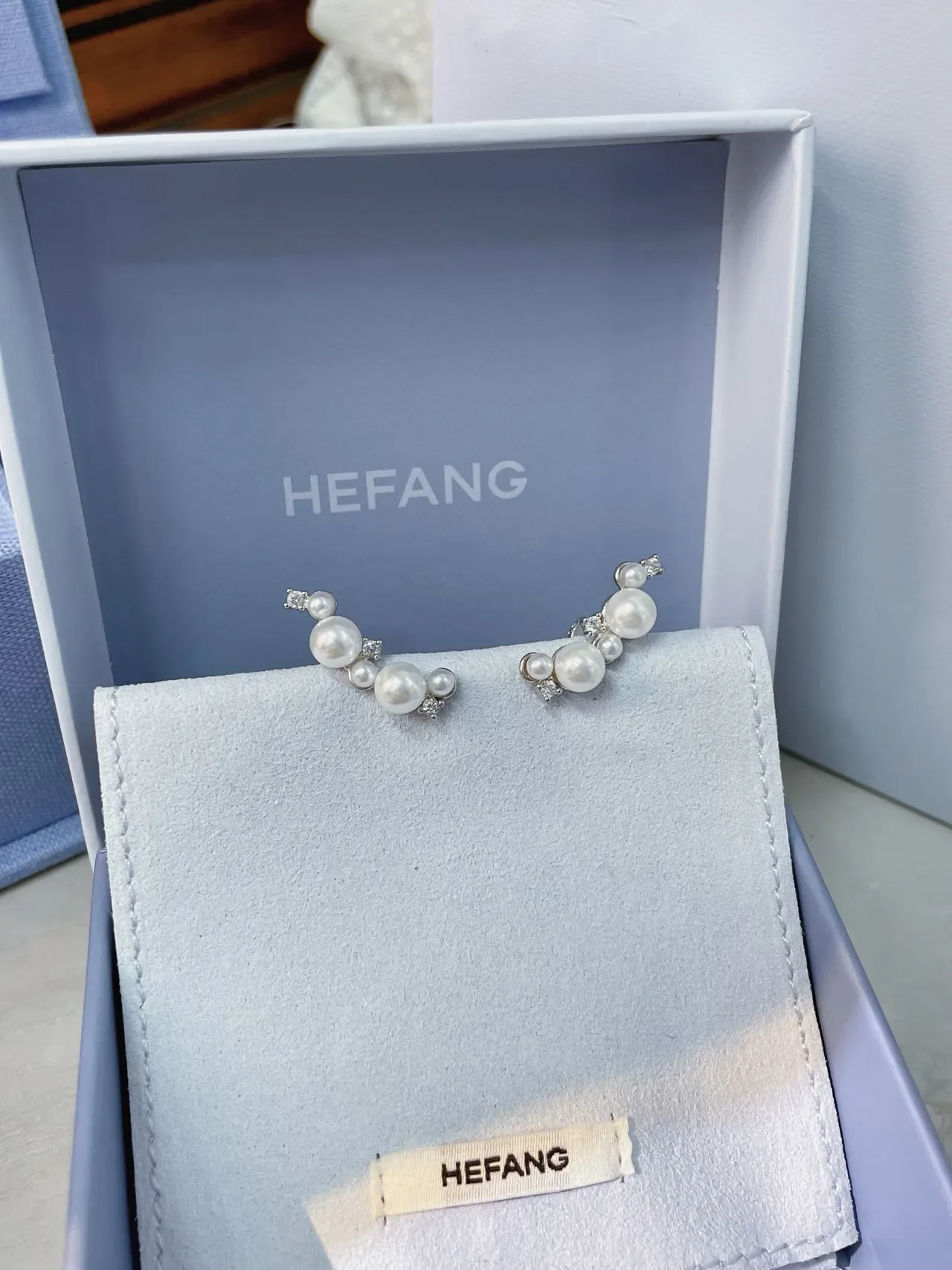 Tiffany & Co. Brincos assimétricos com pérolas e diamantes em cluster 8