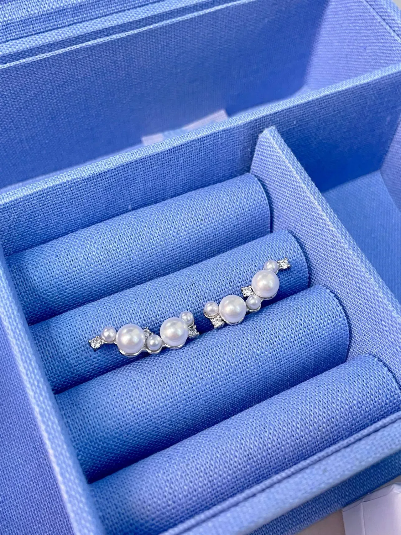 Tiffany & Co. Brincos assimétricos com pérolas e diamantes em cluster 9