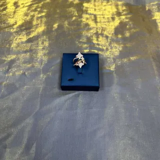 Tiffany & Co. नीला सोना बहुस्तरीय तारा मोटिफ पावे-सेट स्पष्ट पत्थर अंगूठी