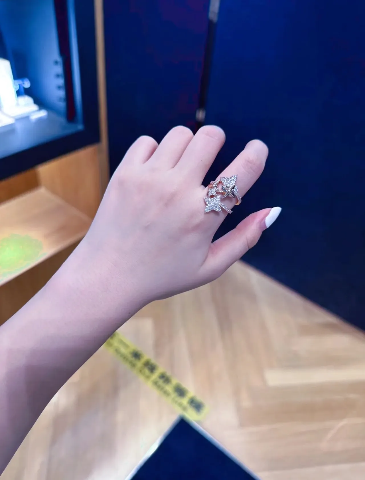 Tiffany & Co. नीला सोना बहुस्तरीय तारा मोटिफ पावे-सेट स्पष्ट पत्थर अंगूठी 4