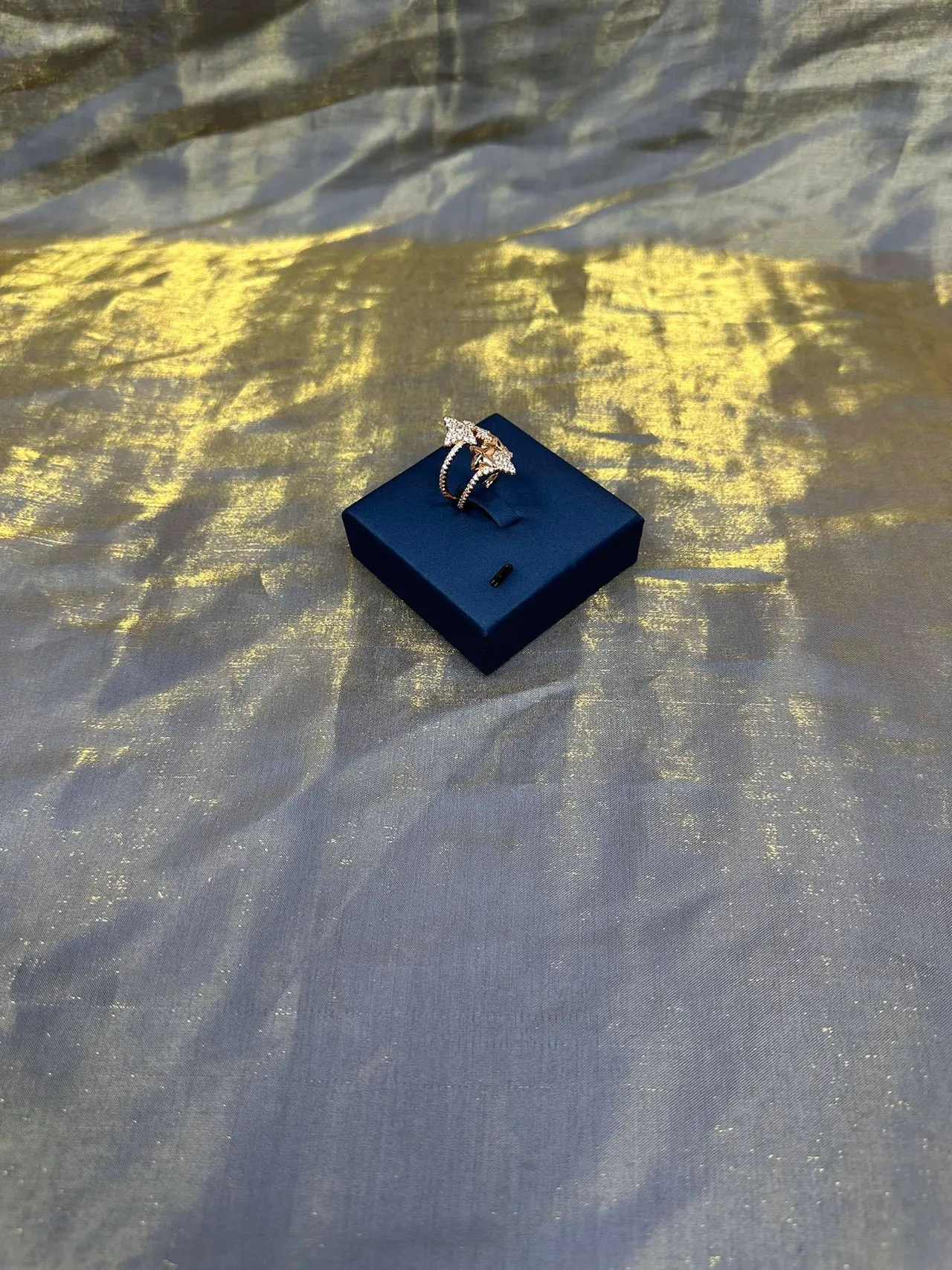 Tiffany & Co. नीला सोना बहुस्तरीय तारा मोटिफ पावे-सेट स्पष्ट पत्थर अंगूठी 9