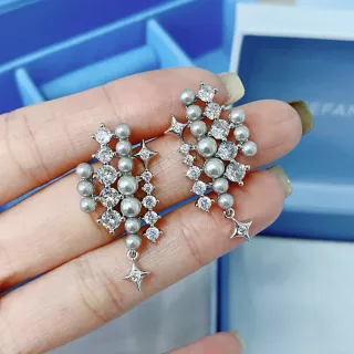 Tiffany & Co. मोती और क्रिस्टल स्टार क्लस्टर ड्रॉप ईयररिंग्स