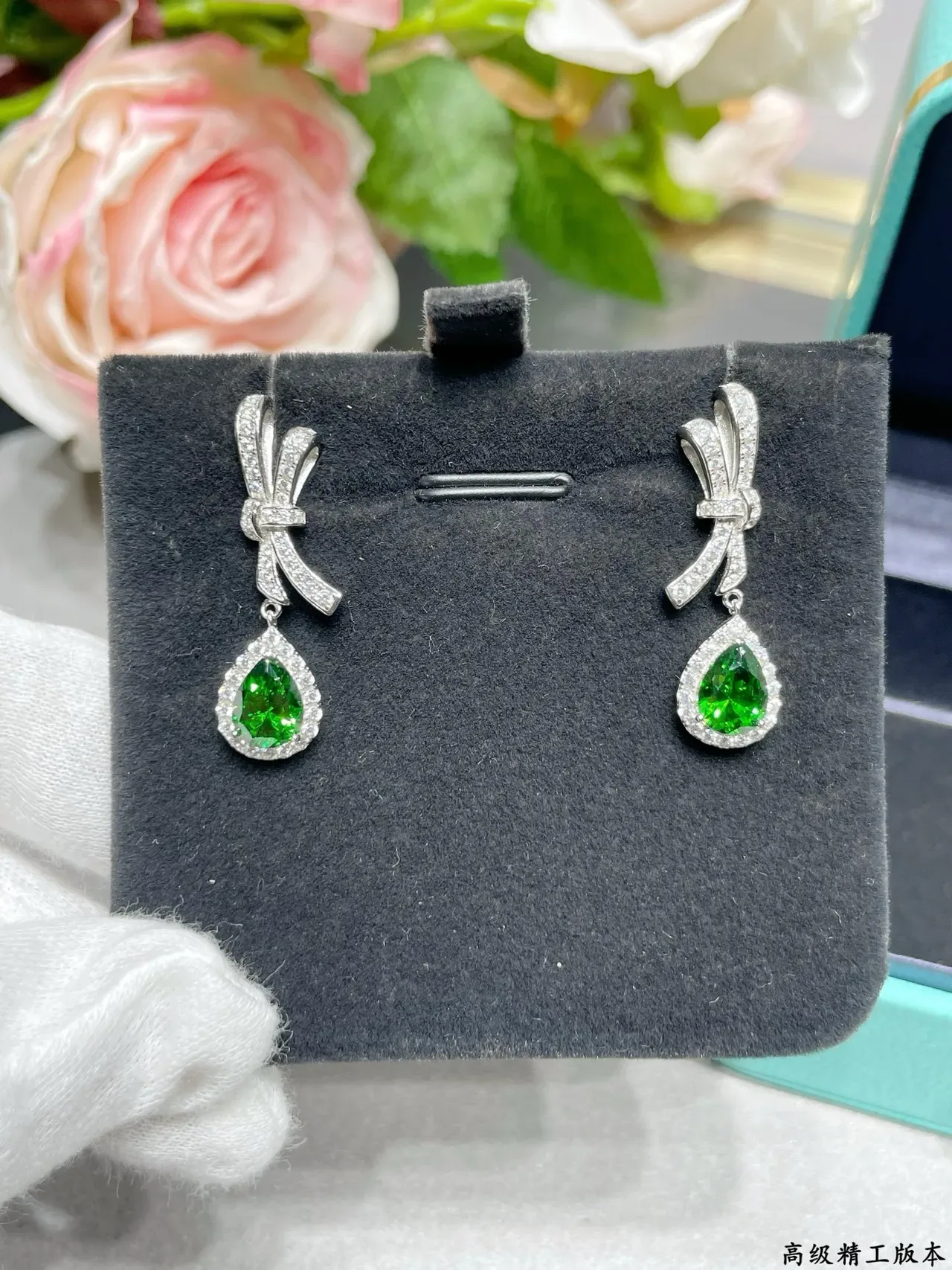 Tiffany & Co. Return to Green রূপালী ধনু মোটিফ ফোঁটা রত্নপাথর কানফুল 2