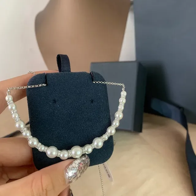 Tiffany & Co. सफेद चांदी की पतली चेन मोती और हीरा वैकल्पिक हार 3