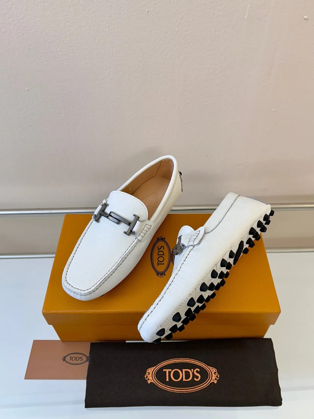 Tod's Gommino Loafer Couro branco granulado Mocassins com barra H de metal 2