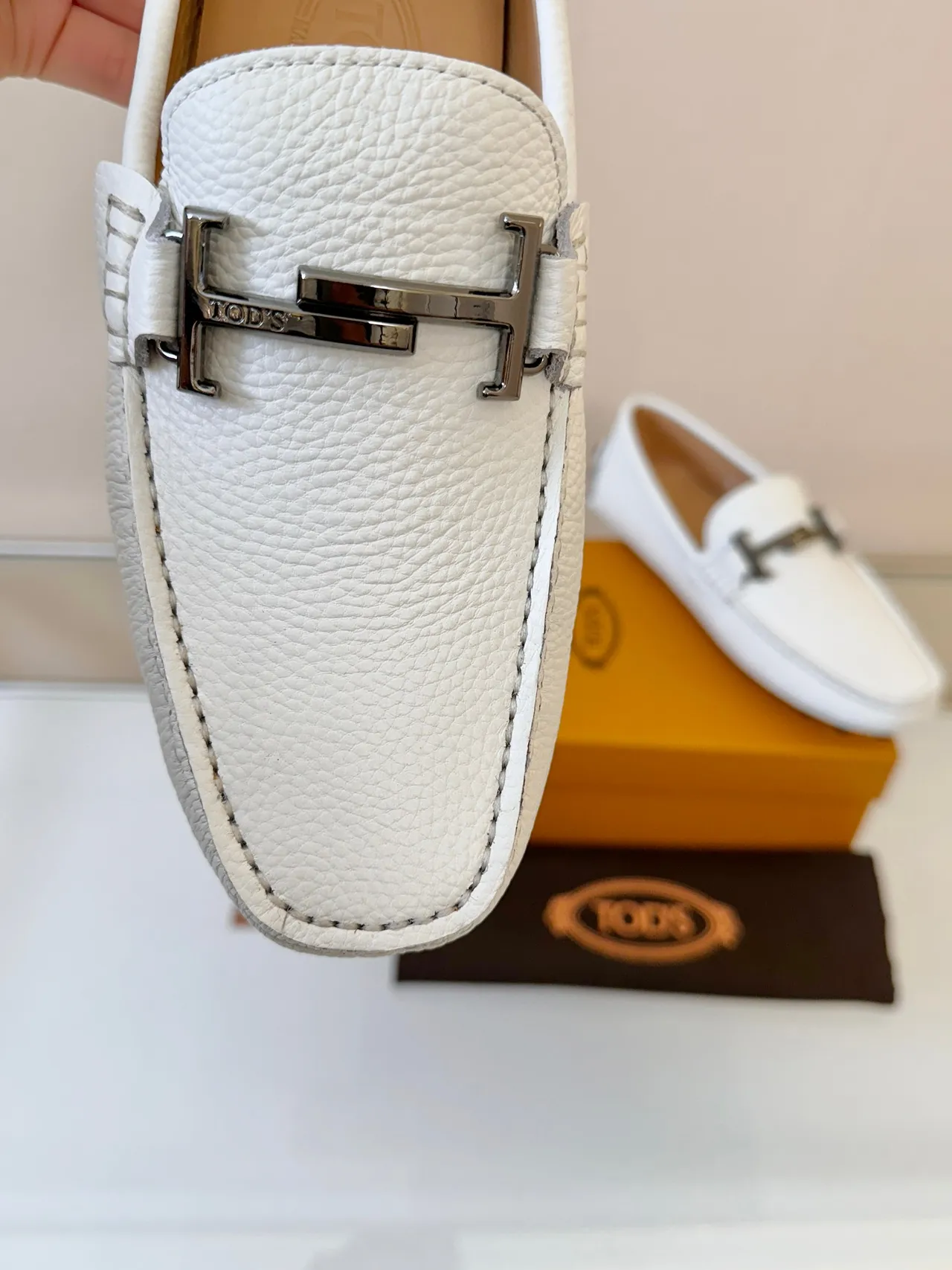 Tod's Gommino Loafer Couro branco granulado Mocassins com barra H de metal 3