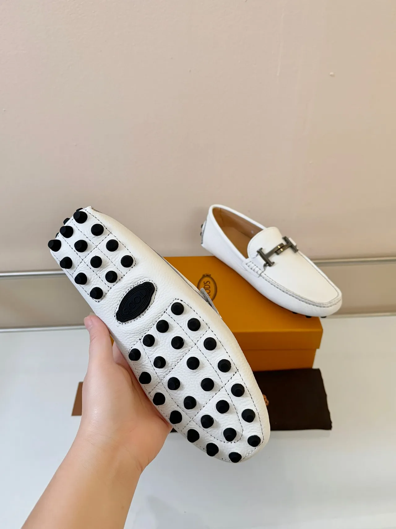 Tod's Gommino Loafer Couro branco granulado Mocassins com barra H de metal 5