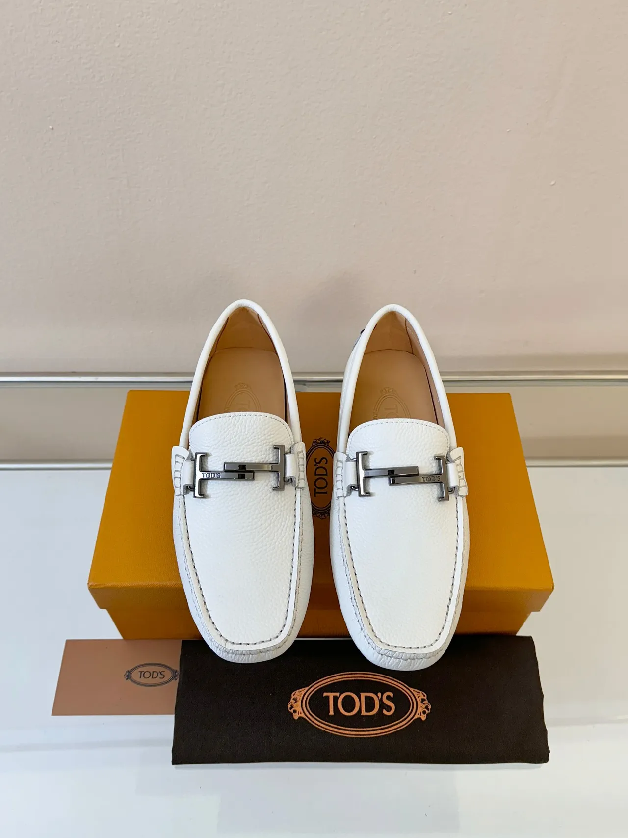 Tod's Gommino Loafer Couro branco granulado Mocassins com barra H de metal 6