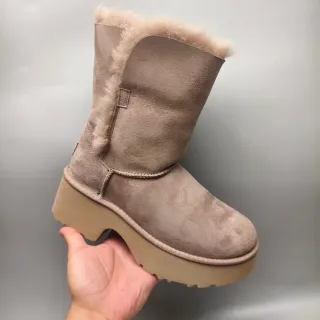 UGG बेज स्यूड शेयरलिंग लाइन कफ स्नो बूट