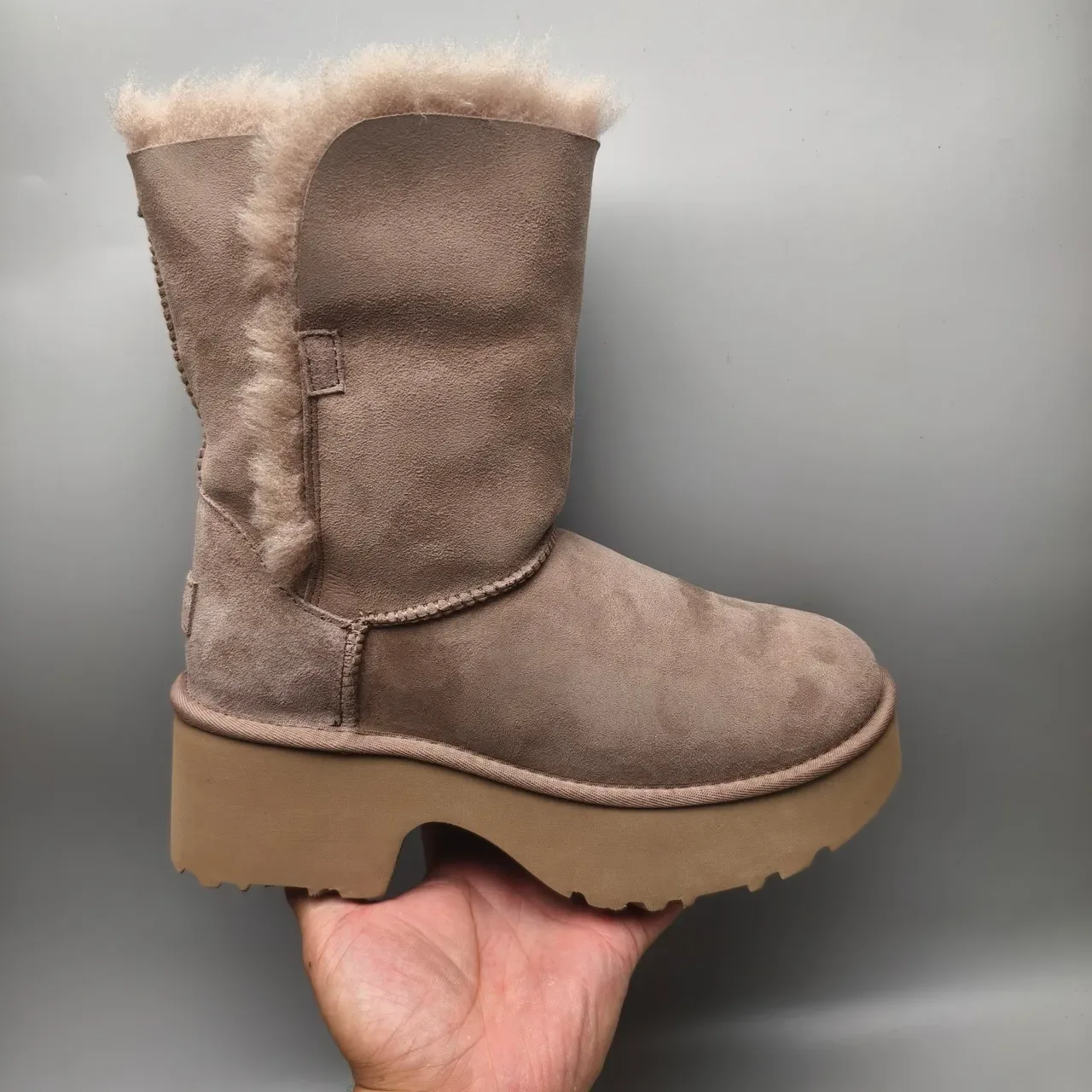 UGG বেইজ সুয়েড শিয়ারলিং লাইন্ড কাফ তুষার বুট 2