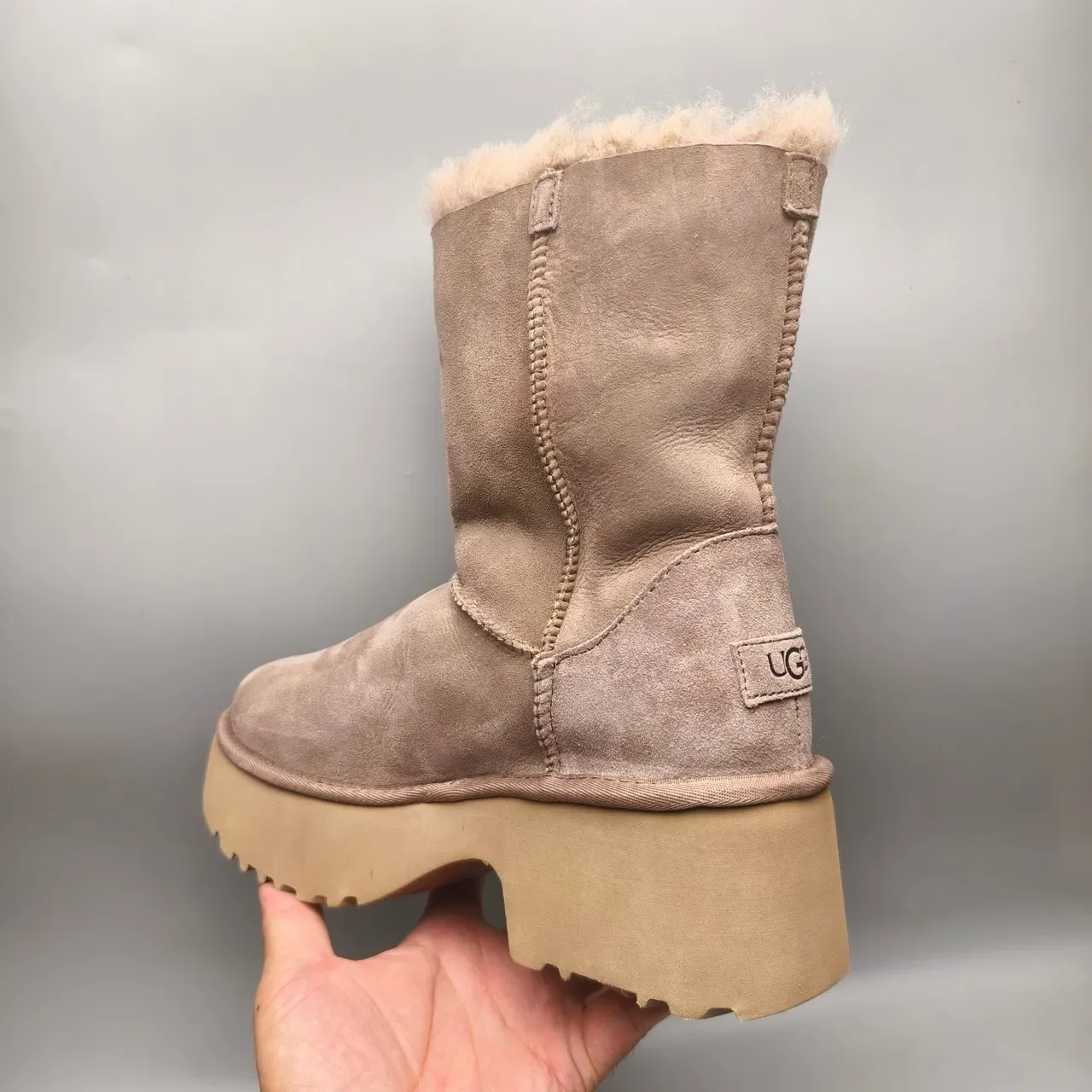 UGG বেইজ সুয়েড শিয়ারলিং লাইন্ড কাফ তুষার বুট 4