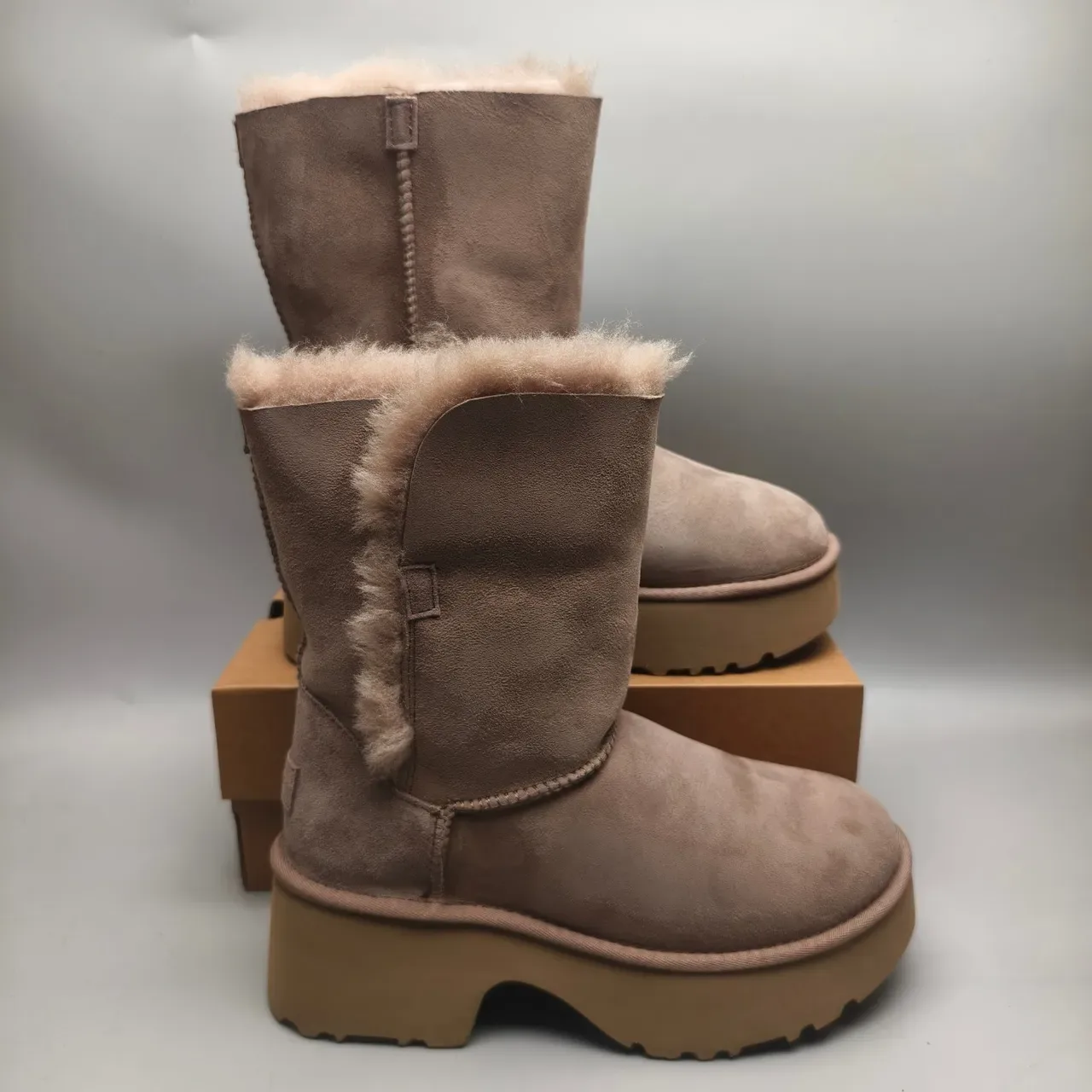UGG বেইজ সুয়েড শিয়ারলিং লাইন্ড কাফ তুষার বুট 5