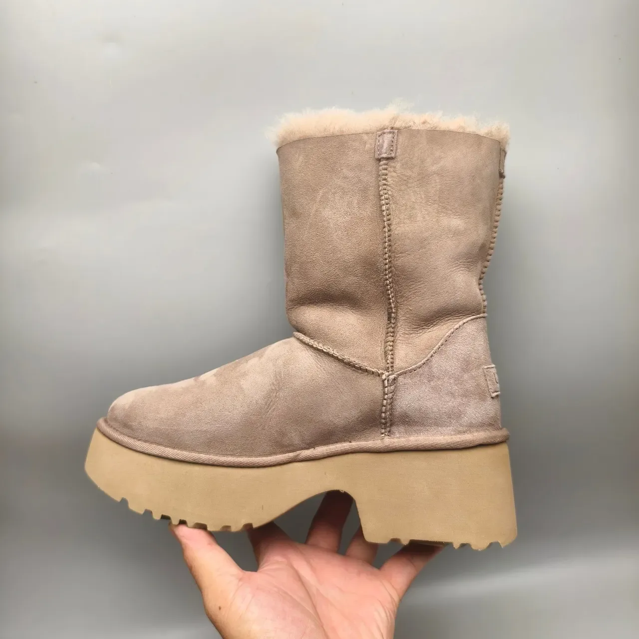 UGG বেইজ সুয়েড শিয়ারলিং লাইন্ড কাফ তুষার বুট 7