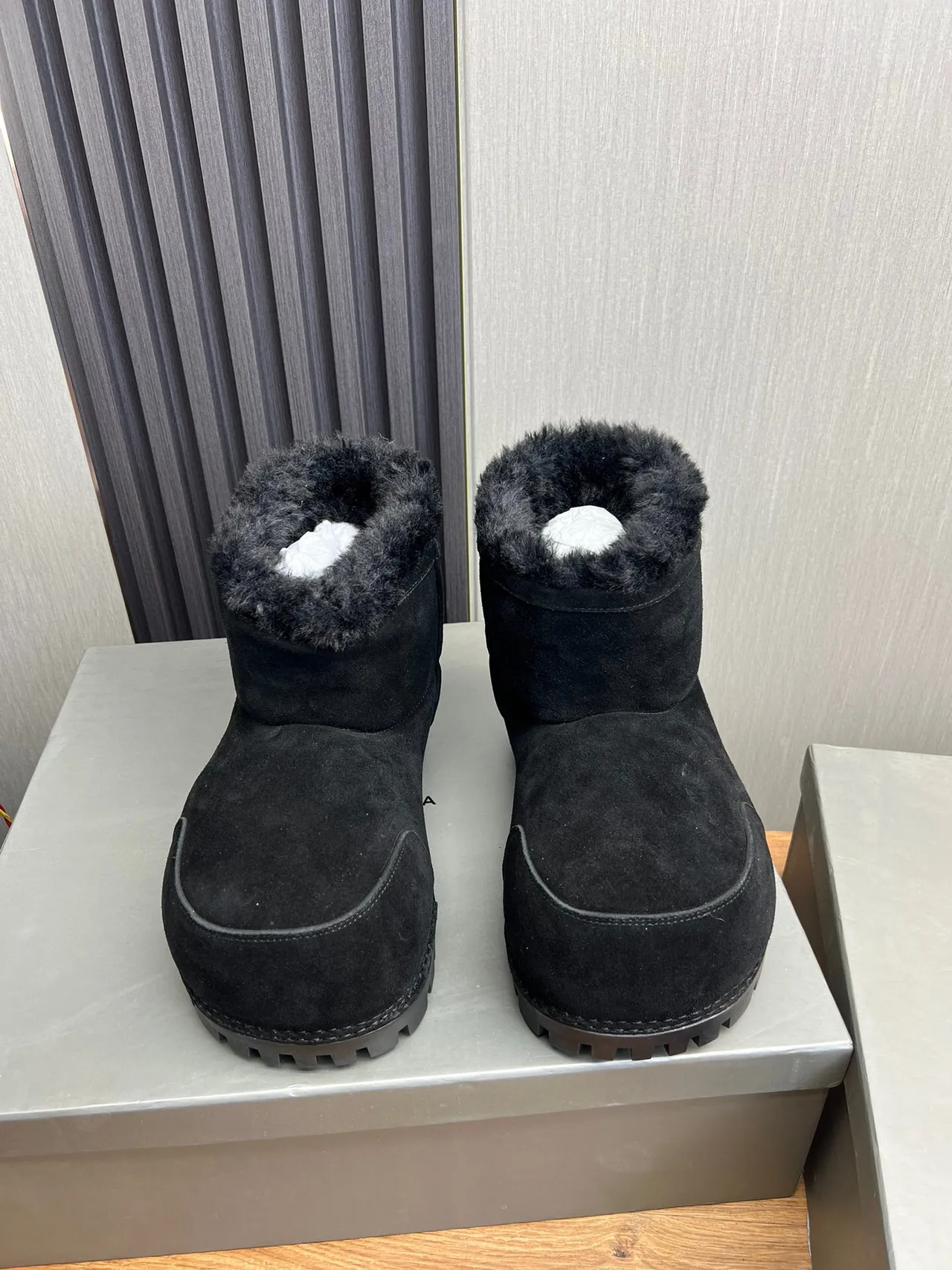 UGG 黑色羊麂皮上层剪羊毛衬里翻口雪靴 2