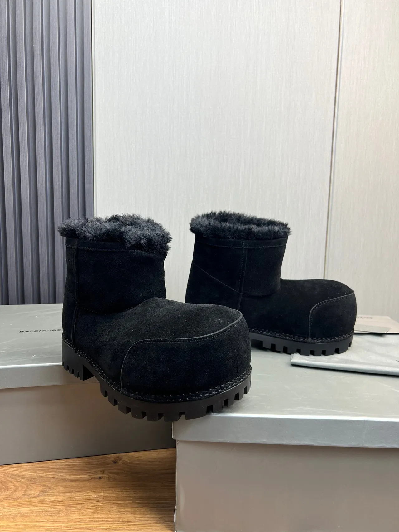 UGG 黑色羊麂皮上层剪羊毛衬里翻口雪靴 3