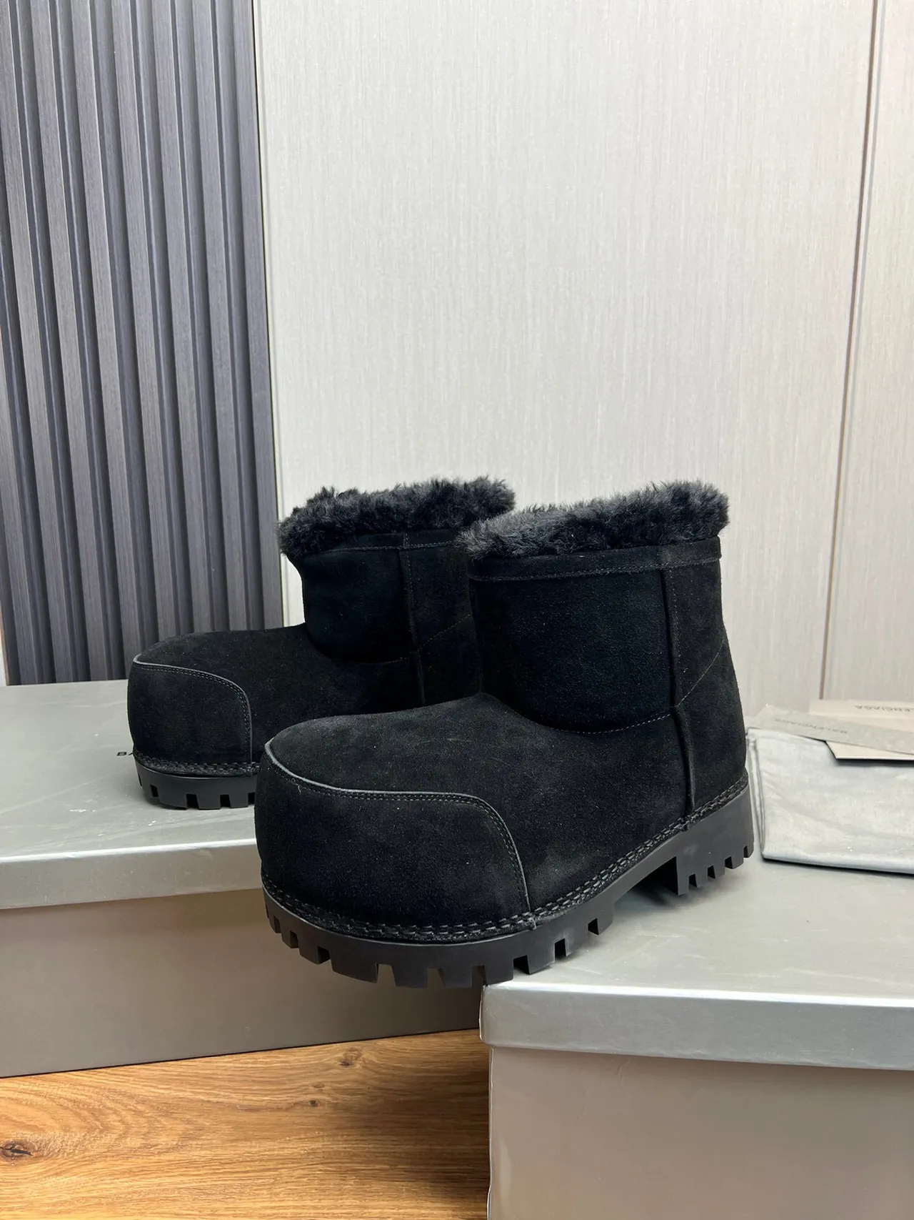 UGG 黑色羊麂皮上层剪羊毛衬里翻口雪靴 4