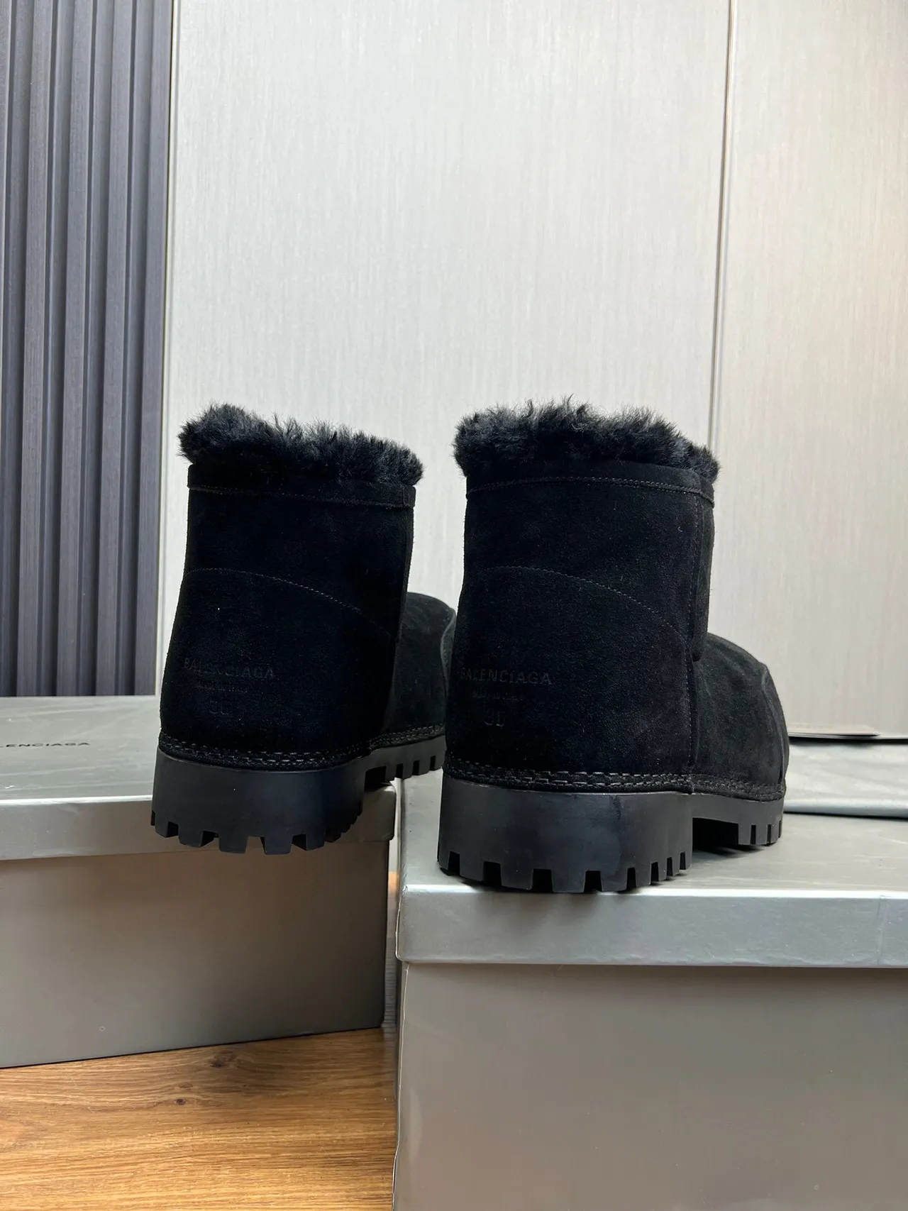 UGG 黑色羊麂皮上层剪羊毛衬里翻口雪靴 5