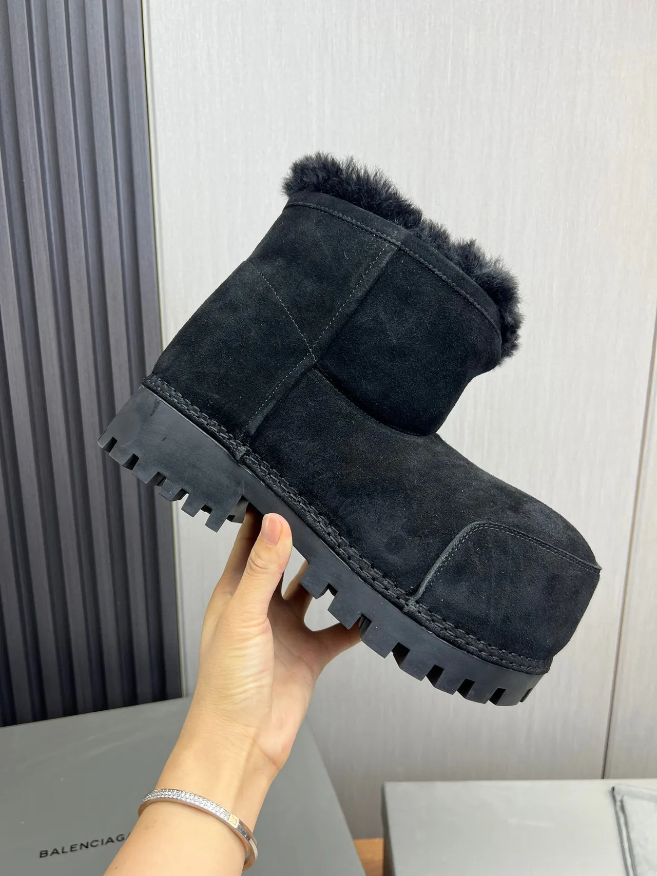 UGG 黑色羊麂皮上层剪羊毛衬里翻口雪靴 6