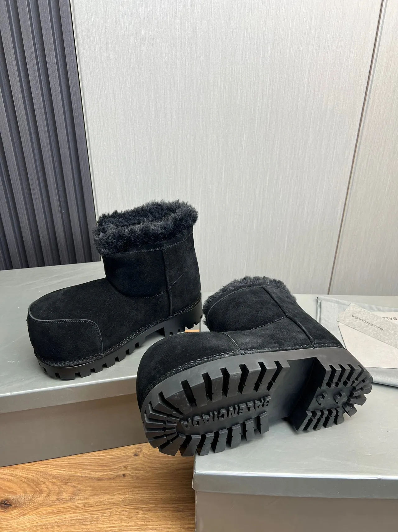 UGG 黑色羊麂皮上层剪羊毛衬里翻口雪靴 7