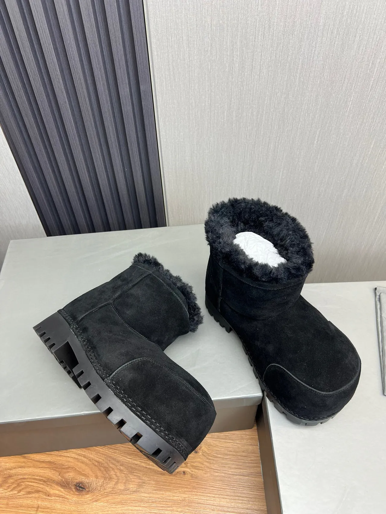 UGG 黑色羊麂皮上层剪羊毛衬里翻口雪靴 8