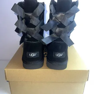 UGG काले सूड अपर शियरलिंग लाइनिंग एंकील बूट्स