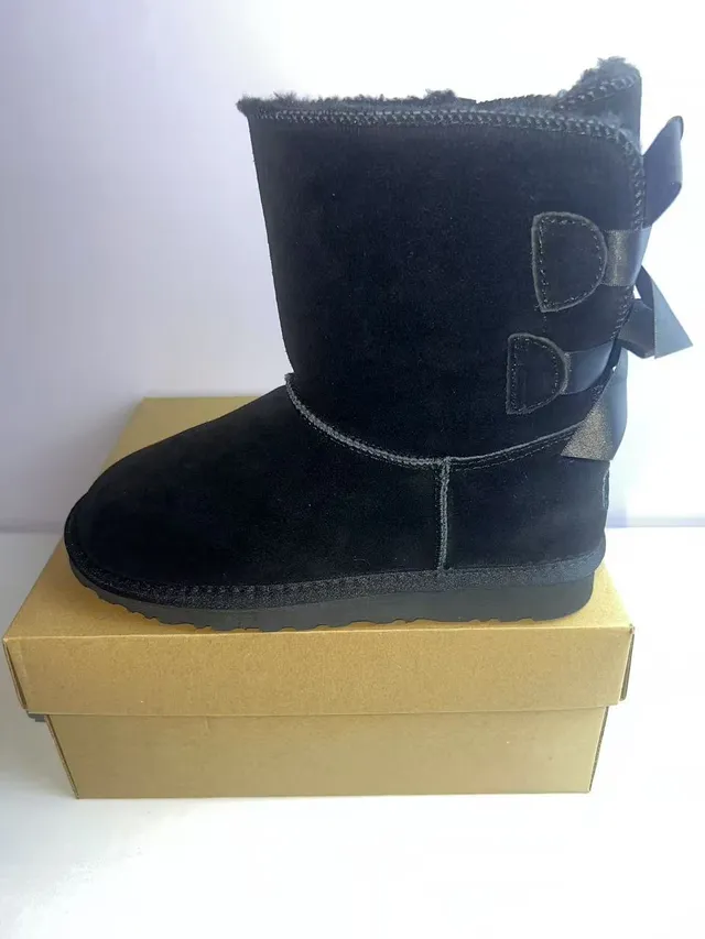 UGG Bottines de cheville en daim noir avec doublure shearling 3