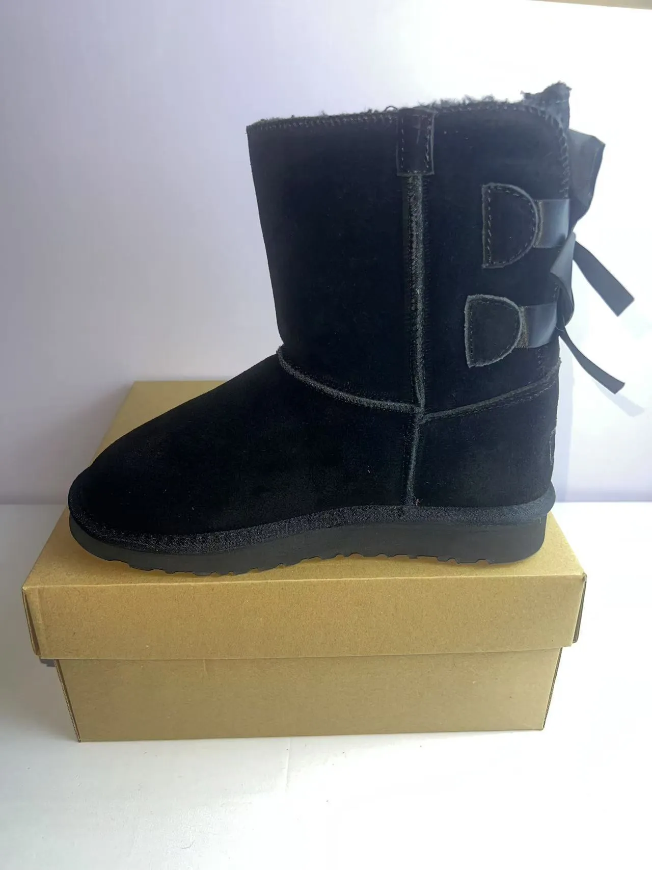 UGG Bottines de cheville en daim noir avec doublure shearling 4