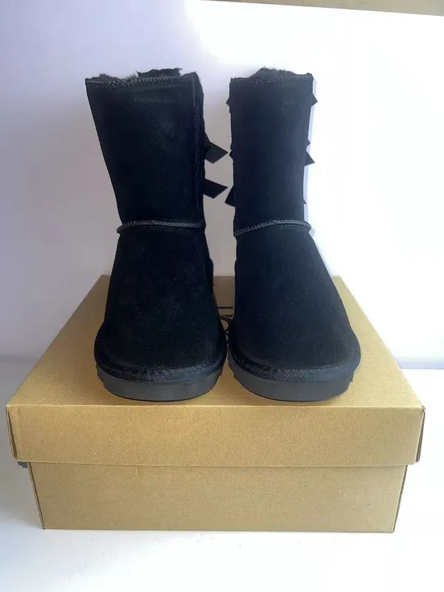 UGG Bottines de cheville en daim noir avec doublure shearling 5