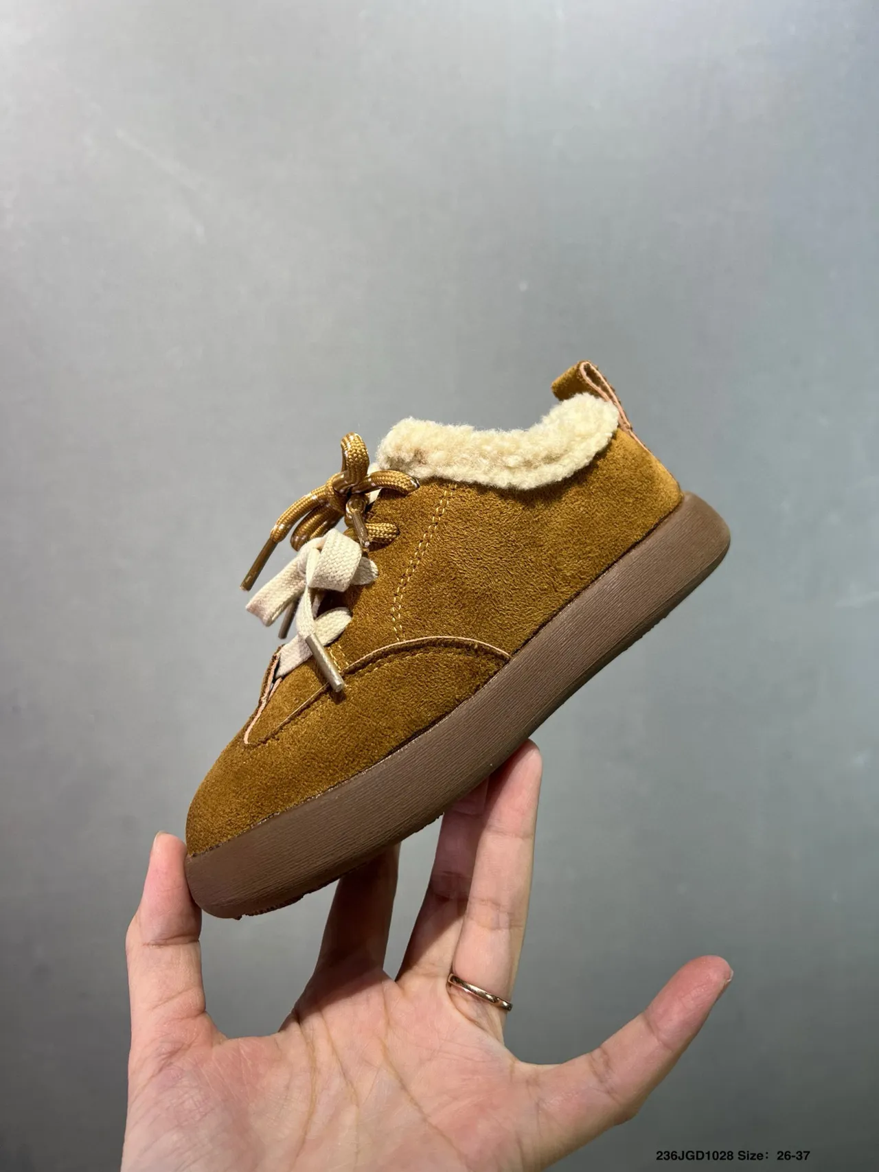 UGG 棕米色羊毛衬里麂皮鞋面乐福鞋 9