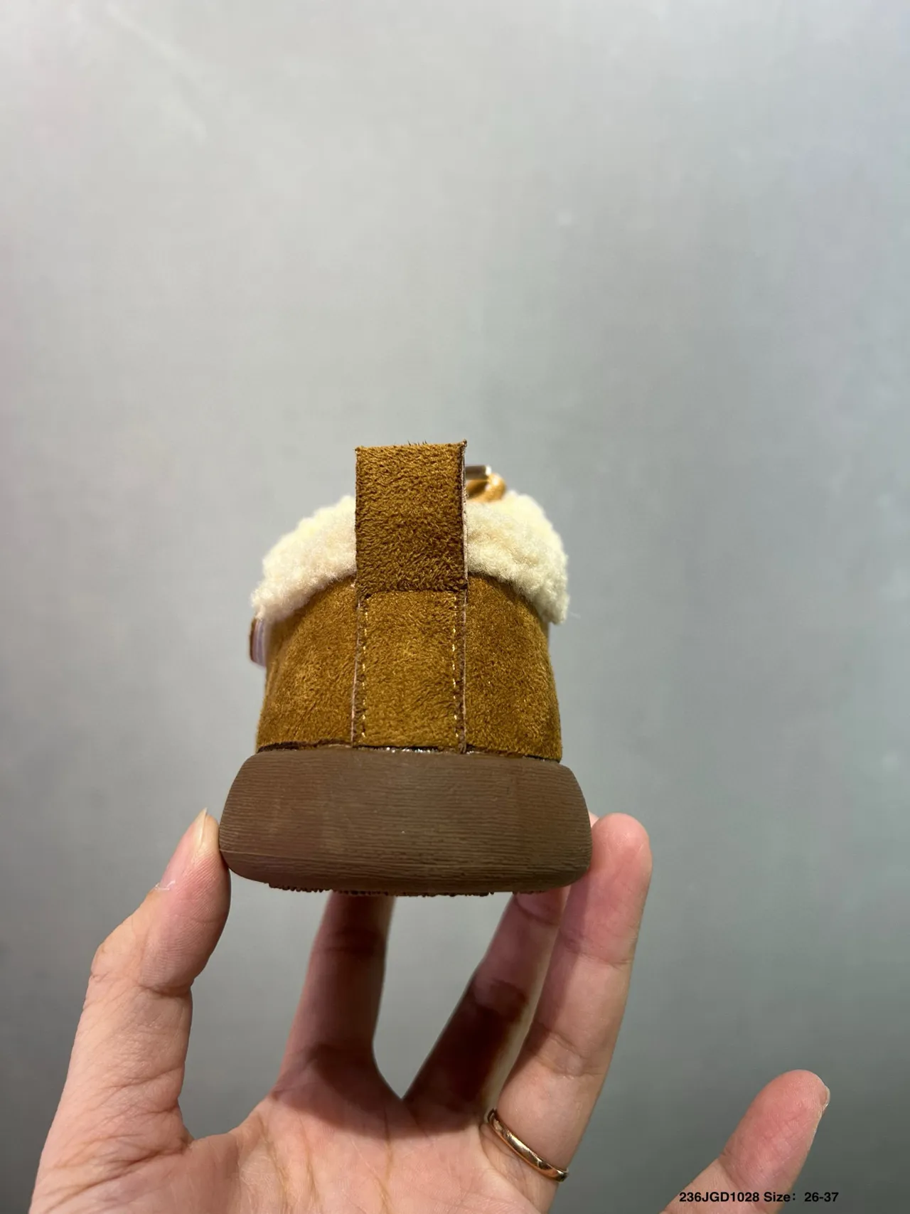 UGG 棕米色羊毛衬里麂皮鞋面乐福鞋 12