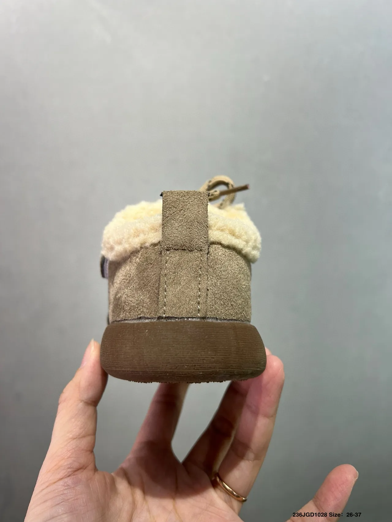 UGG 棕米色羊毛衬里麂皮鞋面乐福鞋 21
