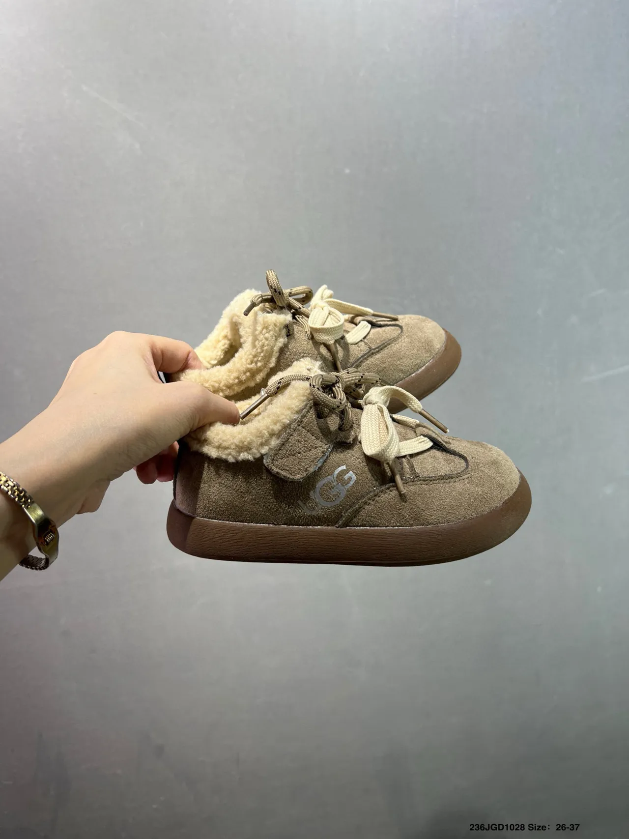 UGG 棕米色羊毛衬里麂皮鞋面乐福鞋 24