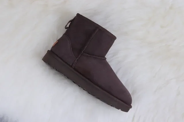 UGG ब्राउन ब्लैक सूड ऊपरी शियरलिंग लाइन स्नो बूट 2