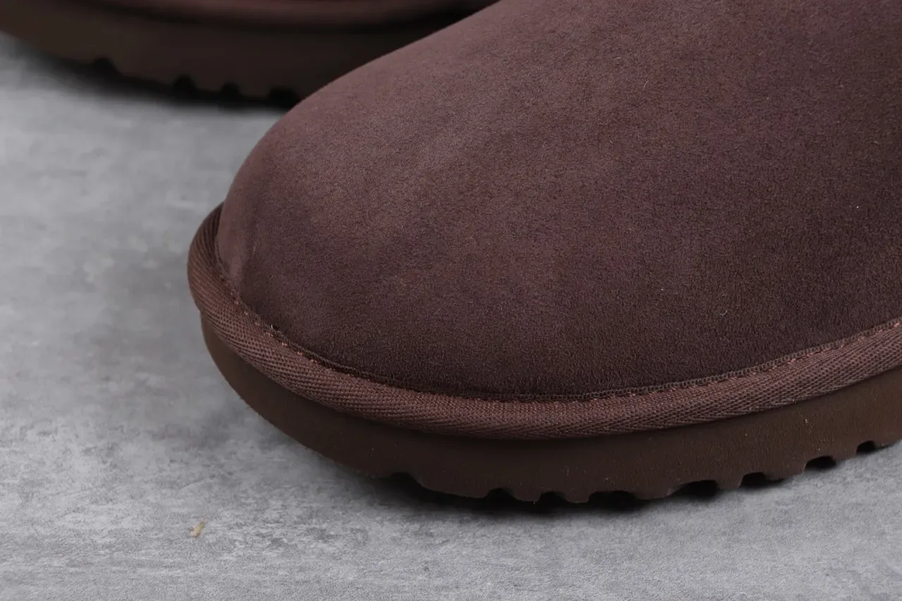 UGG ब्राउन ब्लैक सूड ऊपरी शियरलिंग लाइन स्नो बूट 6