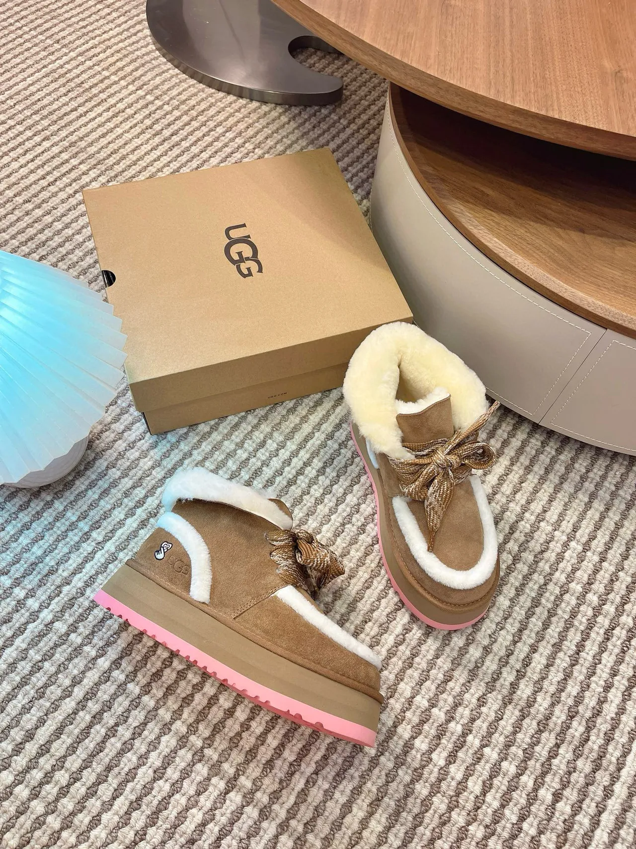 UGG 棕粉色平台鞋底羊毛内里雪靴 2