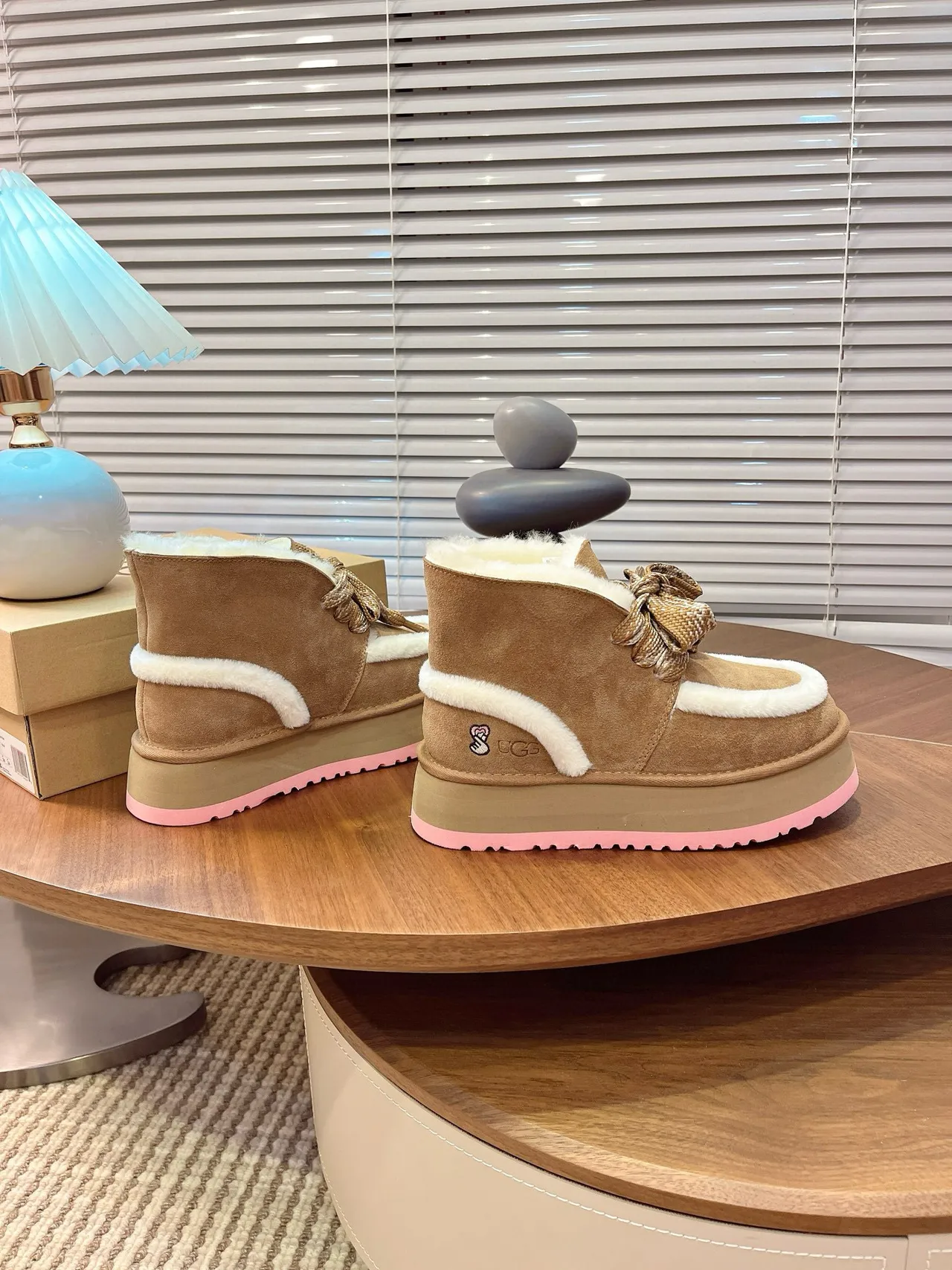 UGG 棕粉色平台鞋底羊毛内里雪靴 3