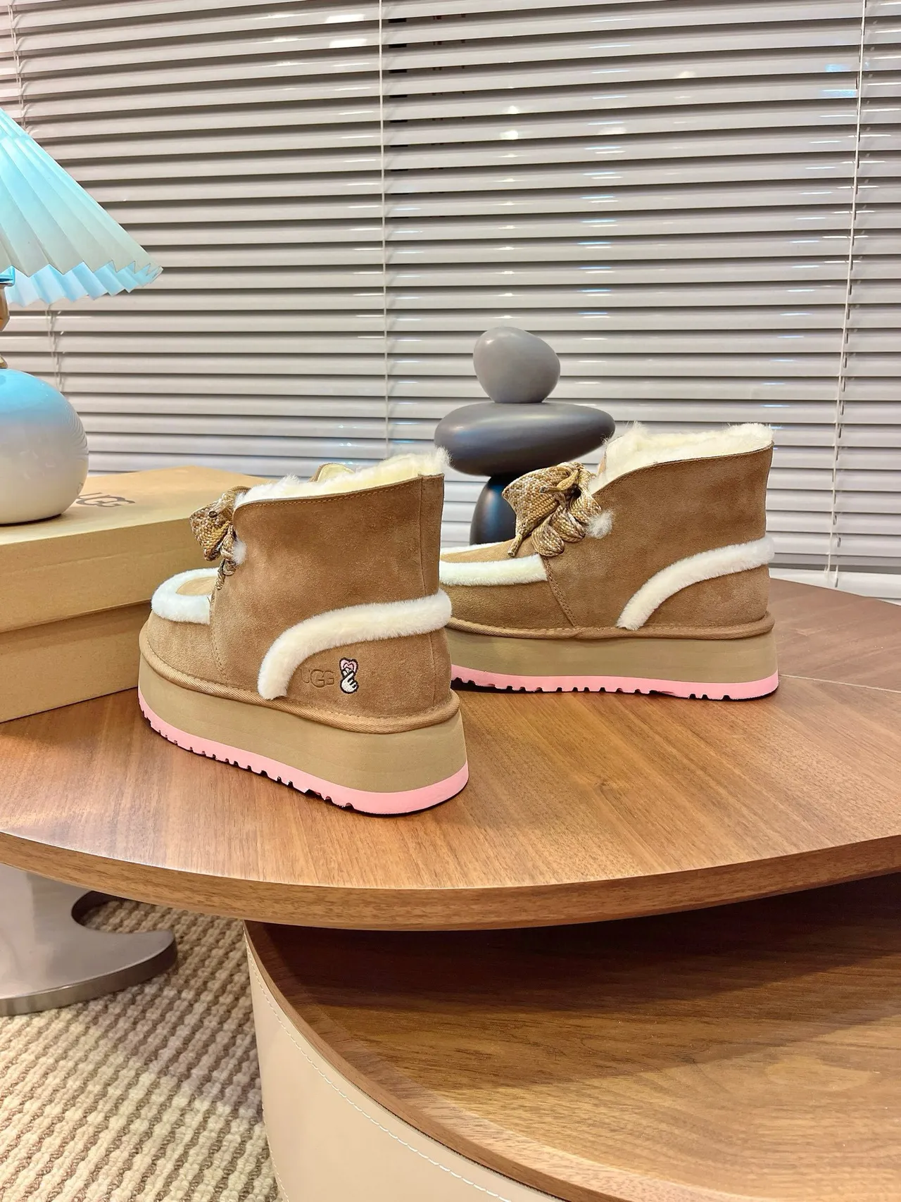 UGG 棕粉色平台鞋底羊毛内里雪靴 5
