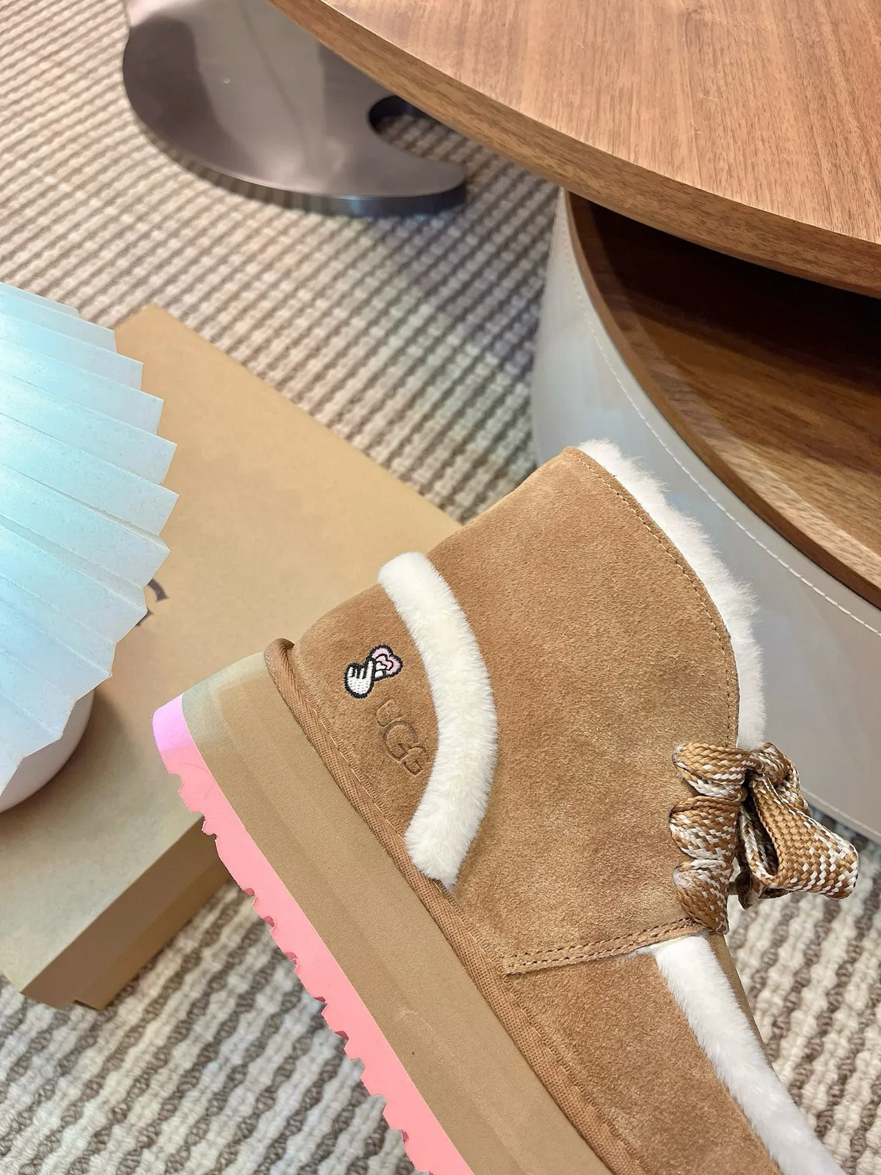 UGG 棕粉色平台鞋底羊毛内里雪靴 6