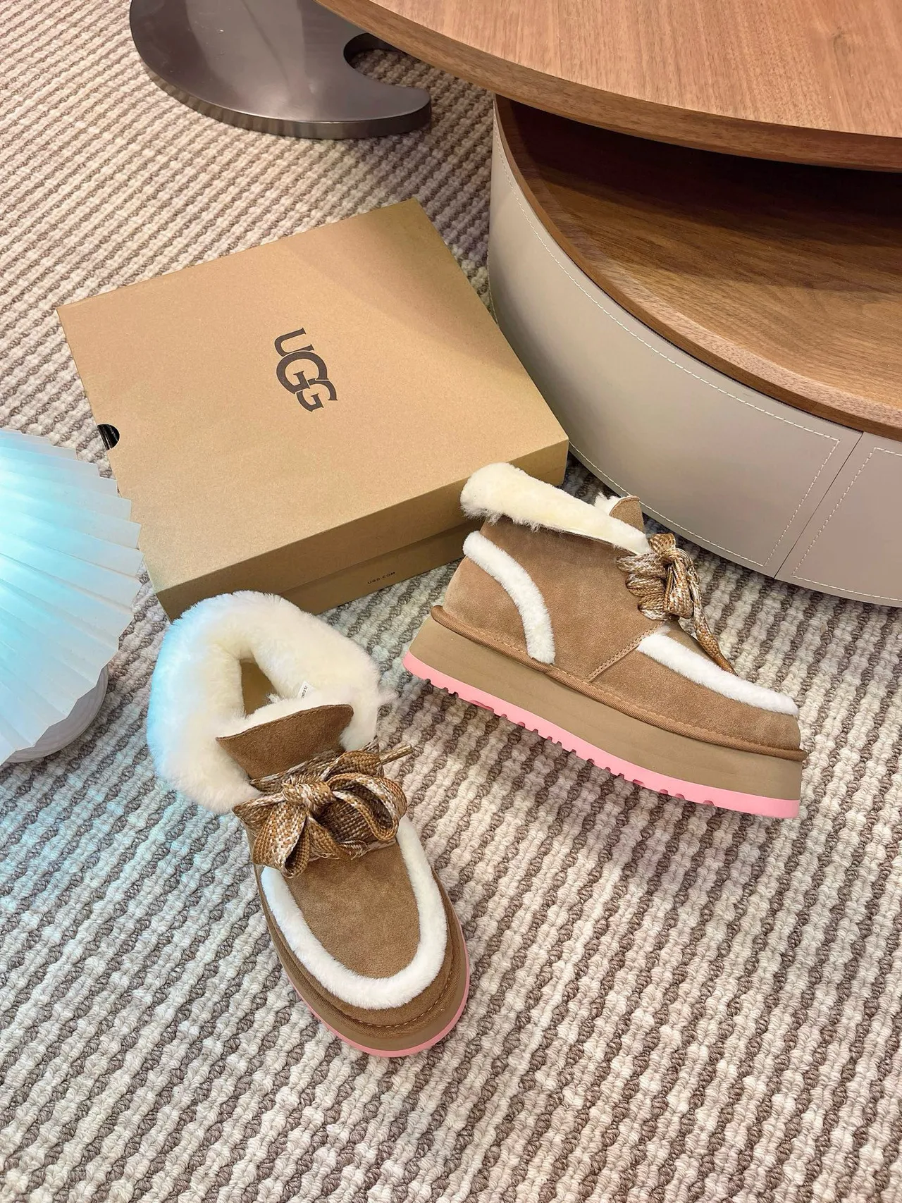 UGG 棕粉色平台鞋底羊毛内里雪靴 7