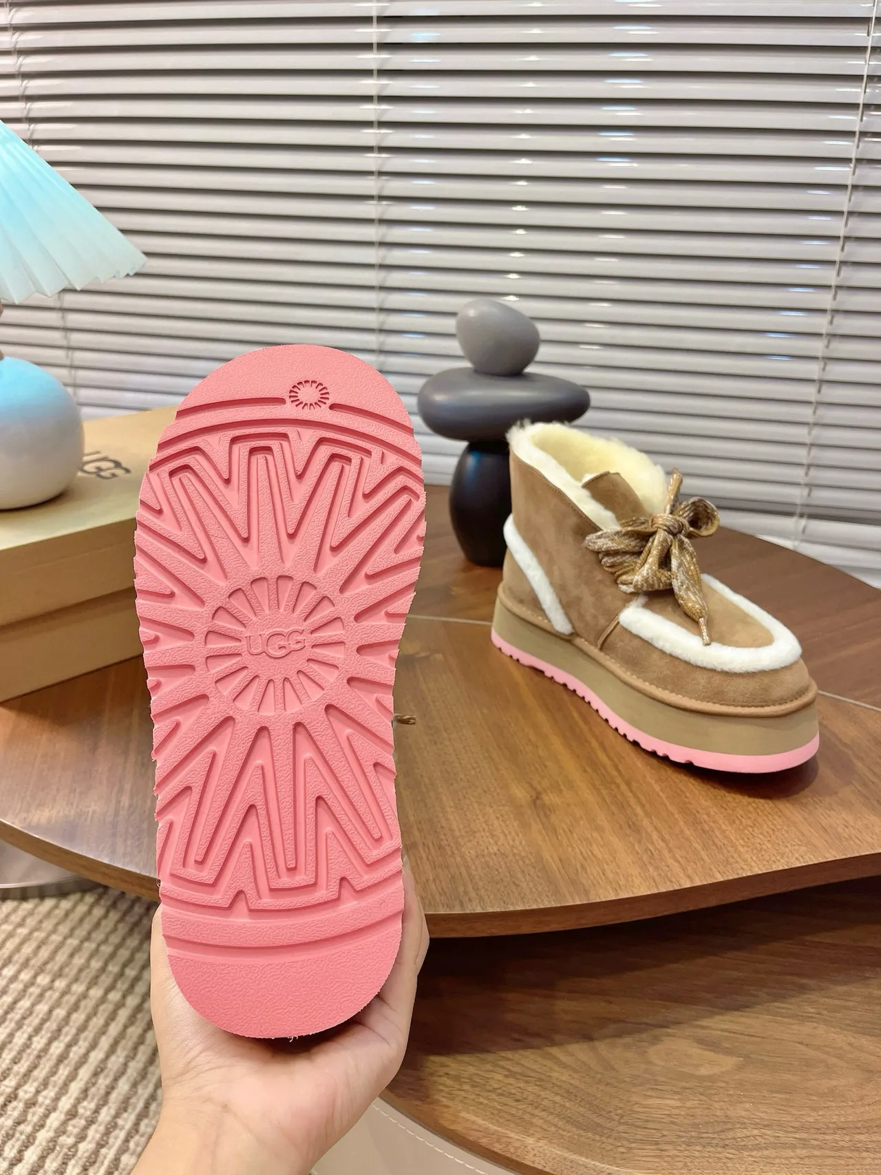UGG 棕粉色平台鞋底羊毛内里雪靴 8