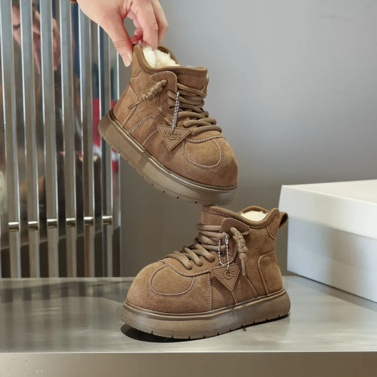 UGG حذاء ثلجي بني من السويد المبطن بشرائط Shearling مربوط بشرائط 3