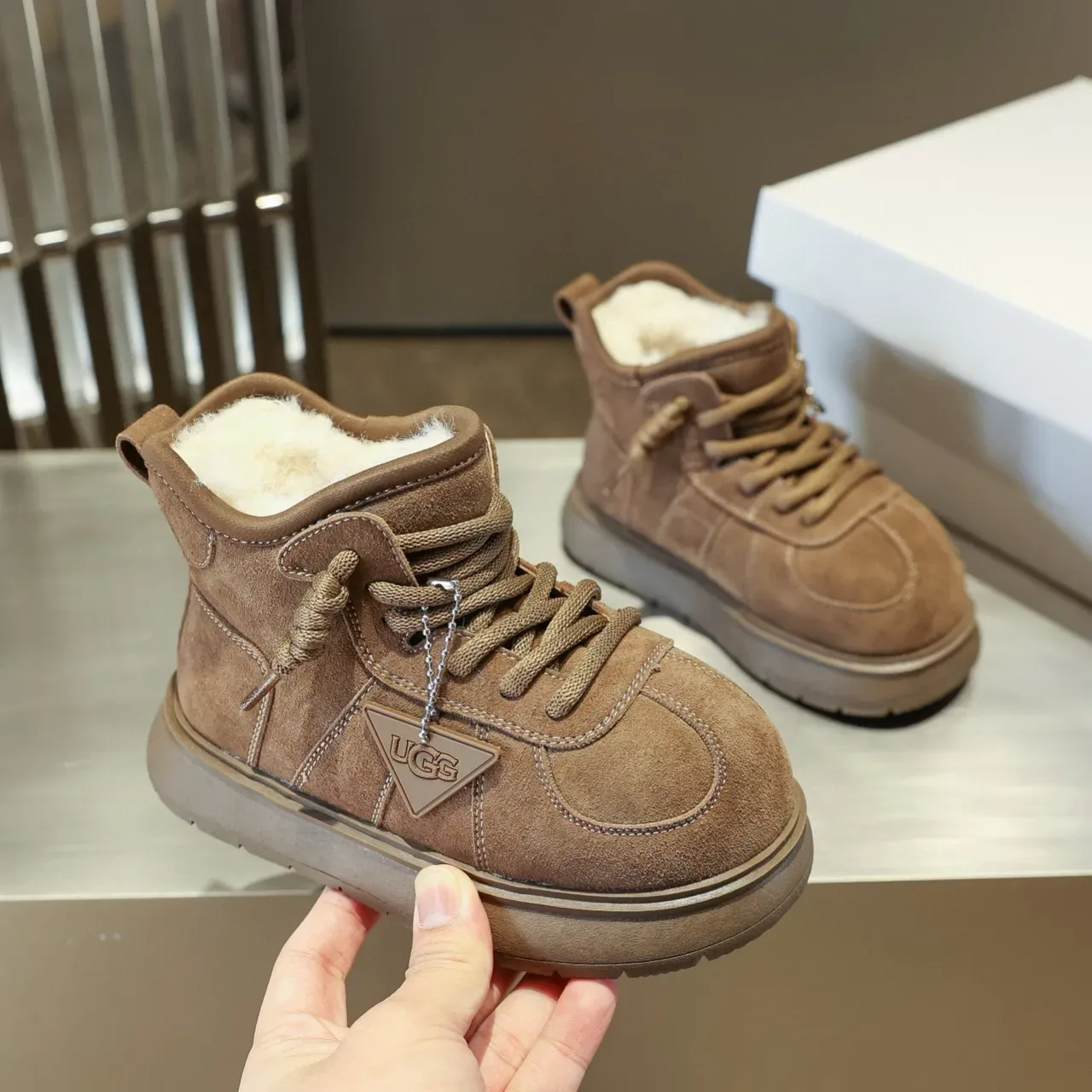 UGG حذاء ثلجي بني من السويد المبطن بشرائط Shearling مربوط بشرائط 4