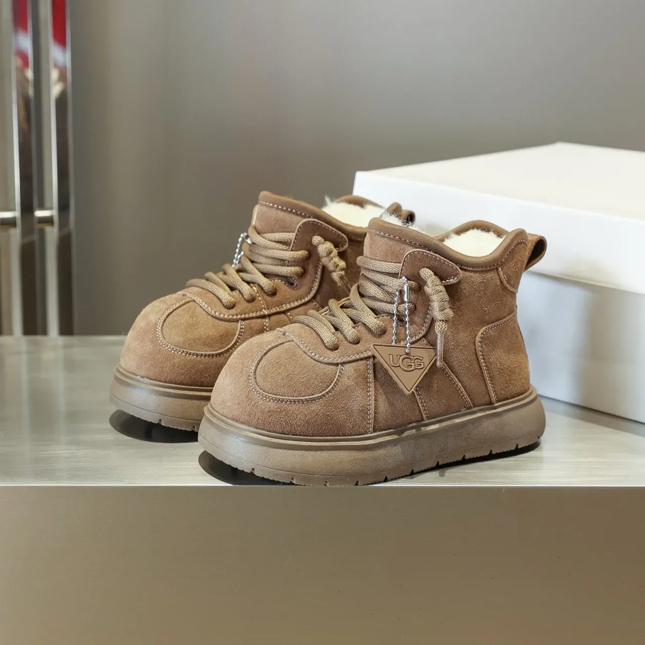 UGG حذاء ثلجي بني من السويد المبطن بشرائط Shearling مربوط بشرائط 5