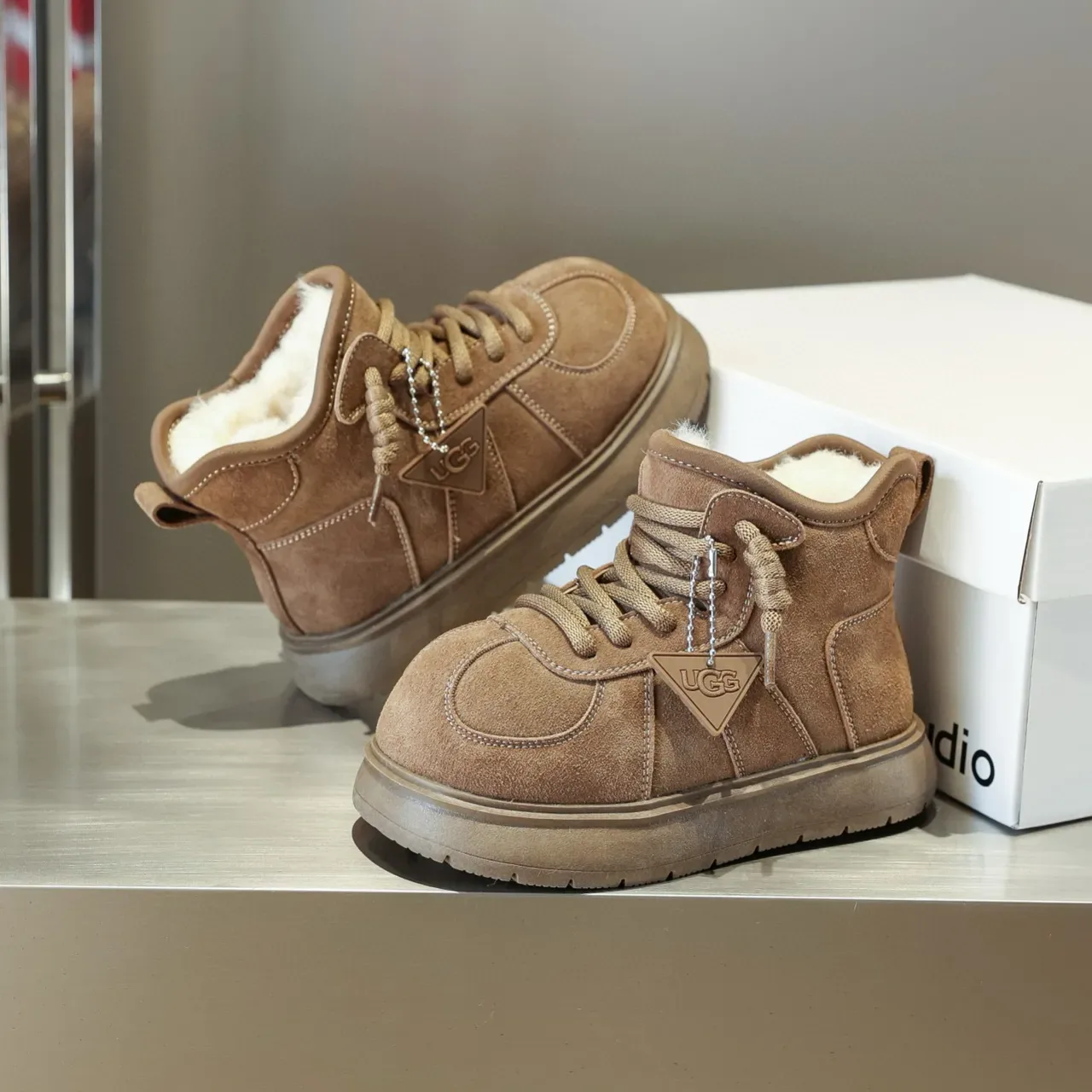UGG حذاء ثلجي بني من السويد المبطن بشرائط Shearling مربوط بشرائط 6