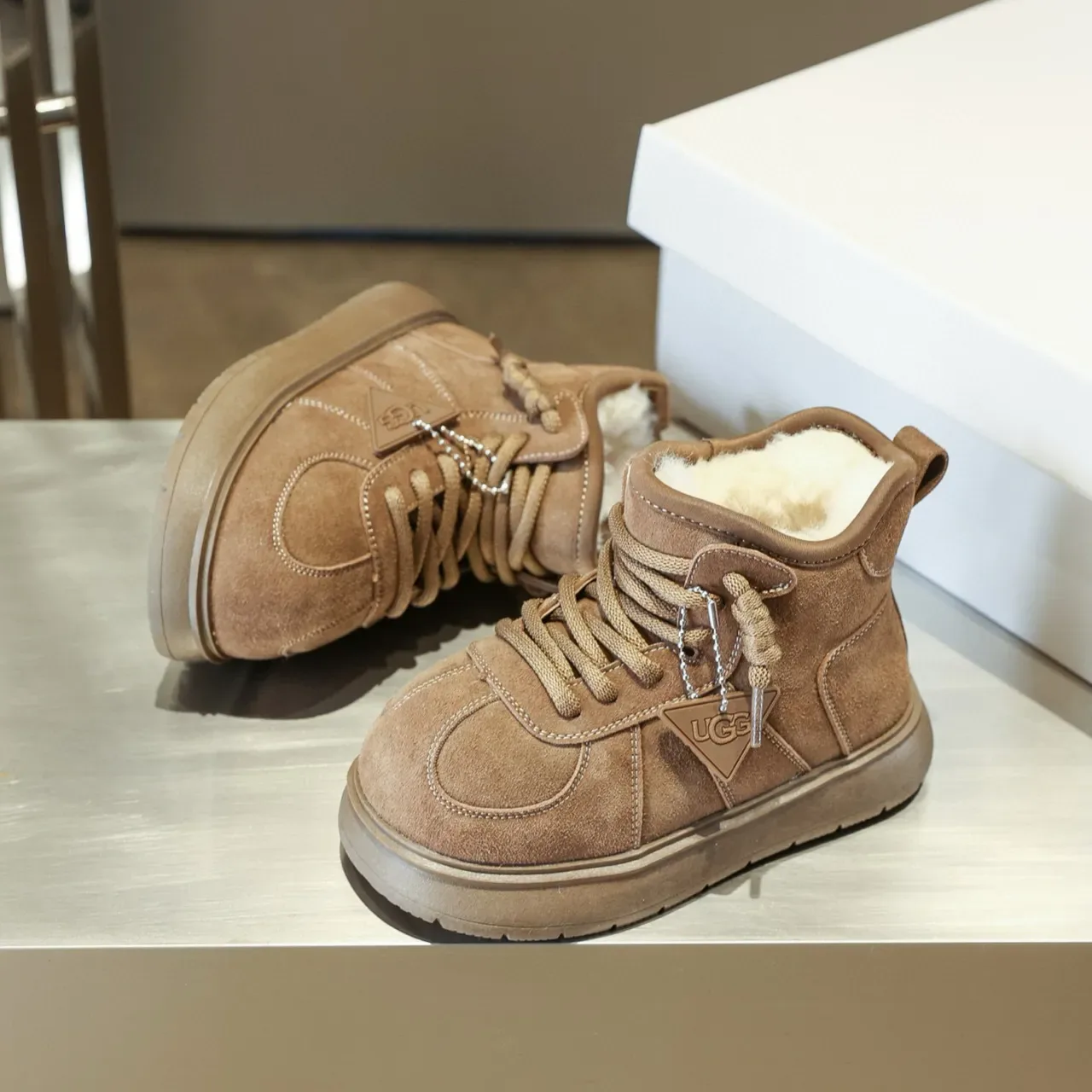 UGG حذاء ثلجي بني من السويد المبطن بشرائط Shearling مربوط بشرائط 7