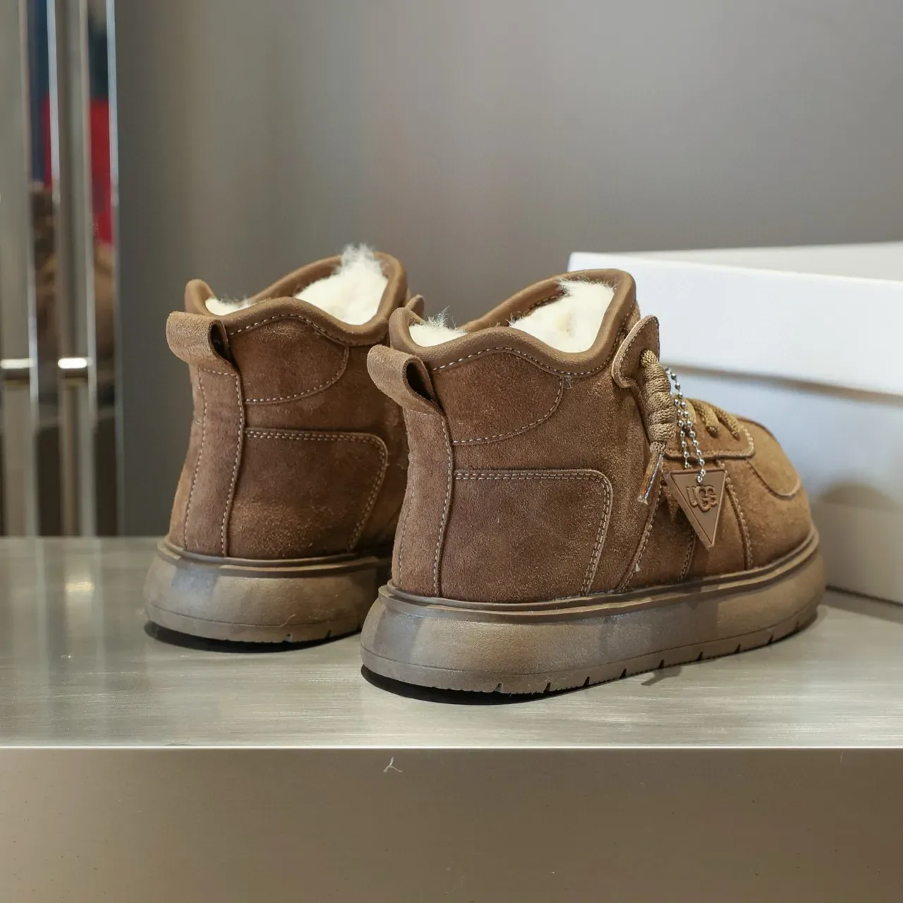 UGG حذاء ثلجي بني من السويد المبطن بشرائط Shearling مربوط بشرائط 8